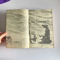 The Book Thief (Kẻ trộm sách) của Markus Zusak. 931747