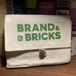 Sách Kinh Tế :Brand & Bricks - Xây Dựng Thương Hiệu Từ Những Viên Gạch Đầu Tiên- Mới 95% 149064