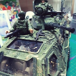 Mô hình quân sự 1/18 xe bọc thép kèm lính nga 6702