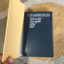 Tuổi Ra Đời của Người Công Dân - Vasily Sukhomlinsky (NXB Cầu Vồng ) bìa cứng 224041