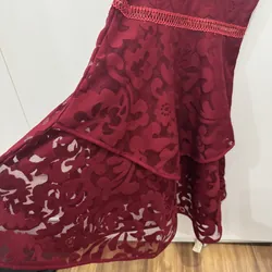 Váy yếm nữ màu đỏ đô còn mới 90% size M 708911