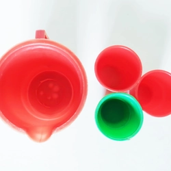 Lô ca đựng nước & cốc nhựa mini trong bộ chơi đồ hàng xưa phiên bản tuổi thơ 9x 454968