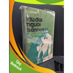(TẶNG BOOKMARK) Lâu đài người bán nón mới 60% bẩn bìa, ố vàng, rách gáy RBK2110 A.J.Cronin VĂN HỌC