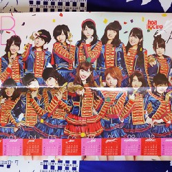 Tờ lịch báo Hoa học trò xưa có hình nhóm AKB48 (Năm 2014)