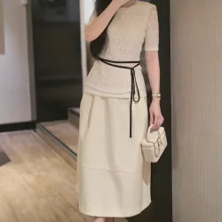 áo nữ thiết kế chất liệu ren hàn , áo kiểu nữ sang trọng ôm body tôn dáng . 1036278