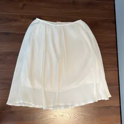 Áo dài KembiHome màu đỏ, cách tân kèm chân váy trắng, size S, đã mặc 1 lần 698150