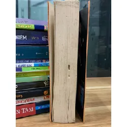 Cô gái mù chữ phá bom nguyên tử – Jonas Jonasson