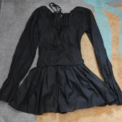 Váy đen mặc được trễ vai