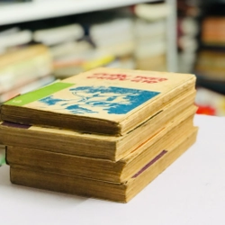 BỘ 4 TẬP CUỐN THEO CHIỀU GIÓ 445314