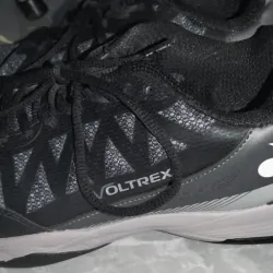 Yonex Voltrex size42 màu đen ( cam kết hàng chính hãng có box) tình trạng :95% 792590