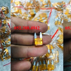 Cầu chì xe máy, giá 1 cái = 1,000vnd. Mua 60 cái giá 50,000vnd.  9080