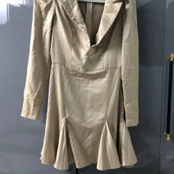 Váy dáng ngắn chất liệu vải satin/phi bóng, kết hợp giữa phong cách thanh lịch và gợi cảm