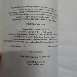 Sách Secrets at sea của Richard Peck tình trạng 80% 508755