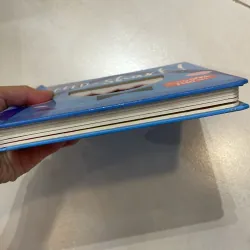 NGOẠI VĂN tiếng anh trẻ em : Never Feed a Shark ! - sách bìa cứng dày đẹp - tương tác  1027550