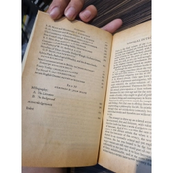 THE PELICAN GUIDE TO ENGLISH LITERATURE : The Modern Age (Volume 7) 168785