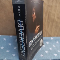 Divergent - Những kẻ bất khả trị (Veronica Roth) Sách ngoại văn đã qua sử dụng