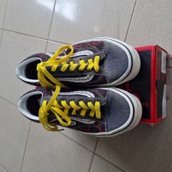 Giày VANS X STRANGER THINGS, size 41, màu đen đỏ, hàng chính hãng mới xài được đúng 1 lần