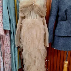 Váy ren màu vàng cam nhẹ