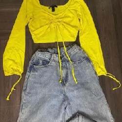 Set áo croptop dây rút và quần jean lưng cao