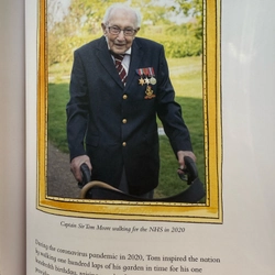 📘 CAPTAIN SIR TOM MOORE: ONE HUNDRED STEPS 527532