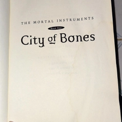 Cassandra Clare (#1 NYT Bestselling author) - City of Bones (Hardcover) 470387