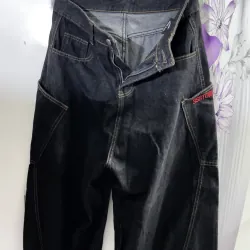 Quần Jeans Thêu Logo Ống Cong Rộng 1005534