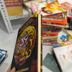 "The Medusa Plot" thuộc series "The 39 Clues: Cahills vs. Vespers". ( bìa cứng) 568791