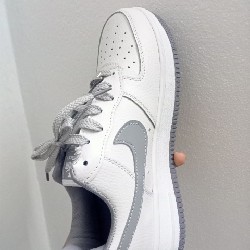 Giày sneaker thể thao nam nữ trắng sữa viền xám bạc Air Force one còn mới nguyên 60910