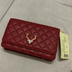 Túi xách dây đeo chéo dự tiệc da mềm màu đỏ đô chưa dùng còn nguyên tag 1019332