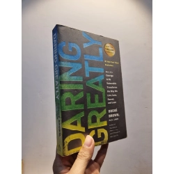 DARING GREATLY : HOW THE COURAGE TO BE VULNERABLE TRANSFORMS THE WAY WE LIVE, LOVE, PARENT AND LEAD (BRENÉ BROWN) 120116