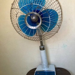 Quạt đứng Nhật hiệu Sharp thân đế cổ bầu trước gang sắt