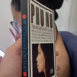 sách "Phụ Nữ Trong Đời Sống Xã Hội" của tác giả Phạm Côn Sơn. 
 1025397