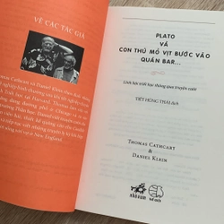 Plato và con thú mỏ vịt bước vào quán bar 521243