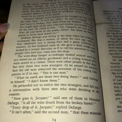 A tale of two cities - Charles Dickens 1050862