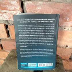 Đứa Trẻ Được Nuôi Trong Chuồng Chó  731026