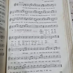 Tiếng hát những người đi tới  Thơ - nhạc - họa Sách khổ lớn, bìa cứng + áo , 620 trang  713035