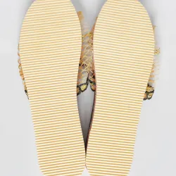 Dép lưới quai ngang huyền thoại một thời 571519