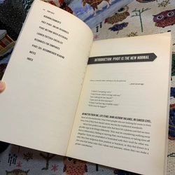Sách ngoại văn PIVOT: The only move that matters is your next one, mới, hơi cong mép 332153