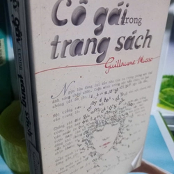 cô gái trong trang sách