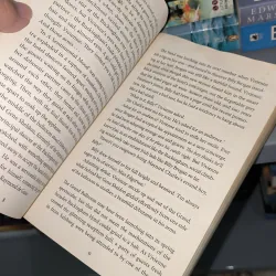 Ngoại văn cũ giá rẻ Moonlight over Mayfair 932834