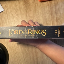Sách tiểu thuyết The Lord of the Rings: The Two Towers – J.R.R. Tolkien – Mới 90% 528207
