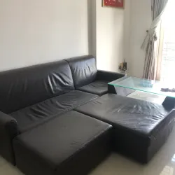 Ghế sofa da nâu đen hình chữ L cao cấp, mặt kính bàn uống nước 1023617