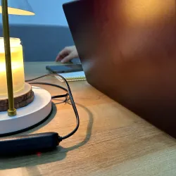 Đèn bàn trang trí để bàn hình chóp kết hợp đế gỗ dạng đứng nhỏ gọn 707505