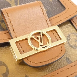 Túi đeo hông Louis Vuitton Monogram Dauphine BB M68621 609464