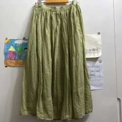 Chân váy màu xanh bơ