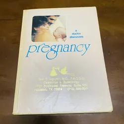 A doctor discusses pregnancy  726757