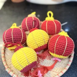 Đèn lồng mini làm bằng len trang trí không gian ngày Tết thêm rực rỡ 