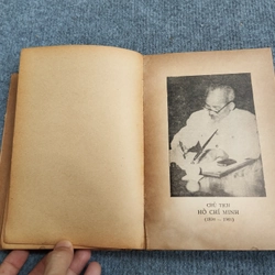 NHÀ VĂN VIỆT NAM (1945 - 1975) TẬP I 517547
