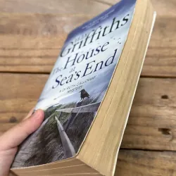 The House at Sea's End - Elly Griffiths 746381