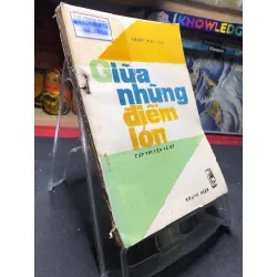 Giữa Những Điểm Lớn mới 60% ố vàng nặng, rách bìa nhẹ 1987 Nhiều Tác Giả HPB0906 SÁCH VĂN HỌC Blogmeo21025